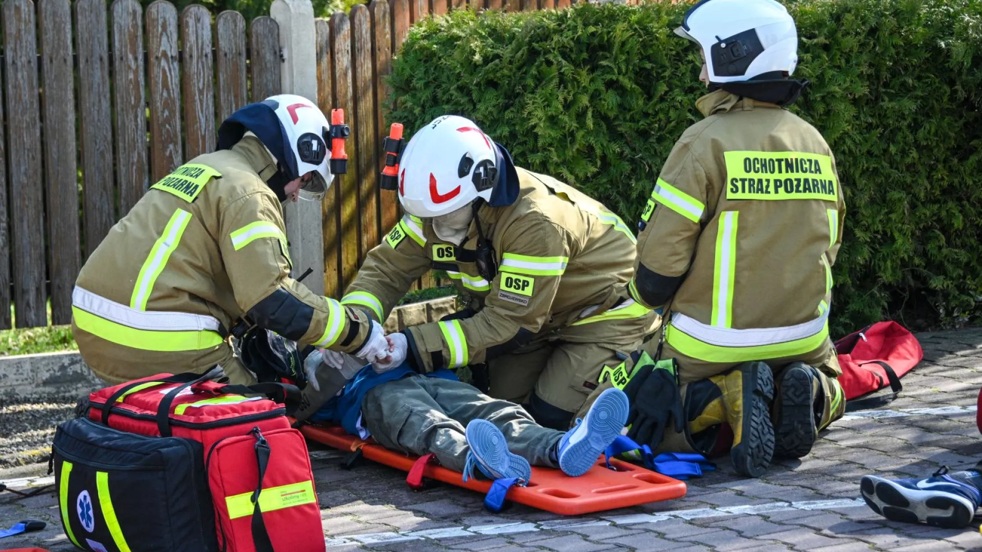 Strażacy udzielający pierwszej pomocy osobom poszkodowanym 