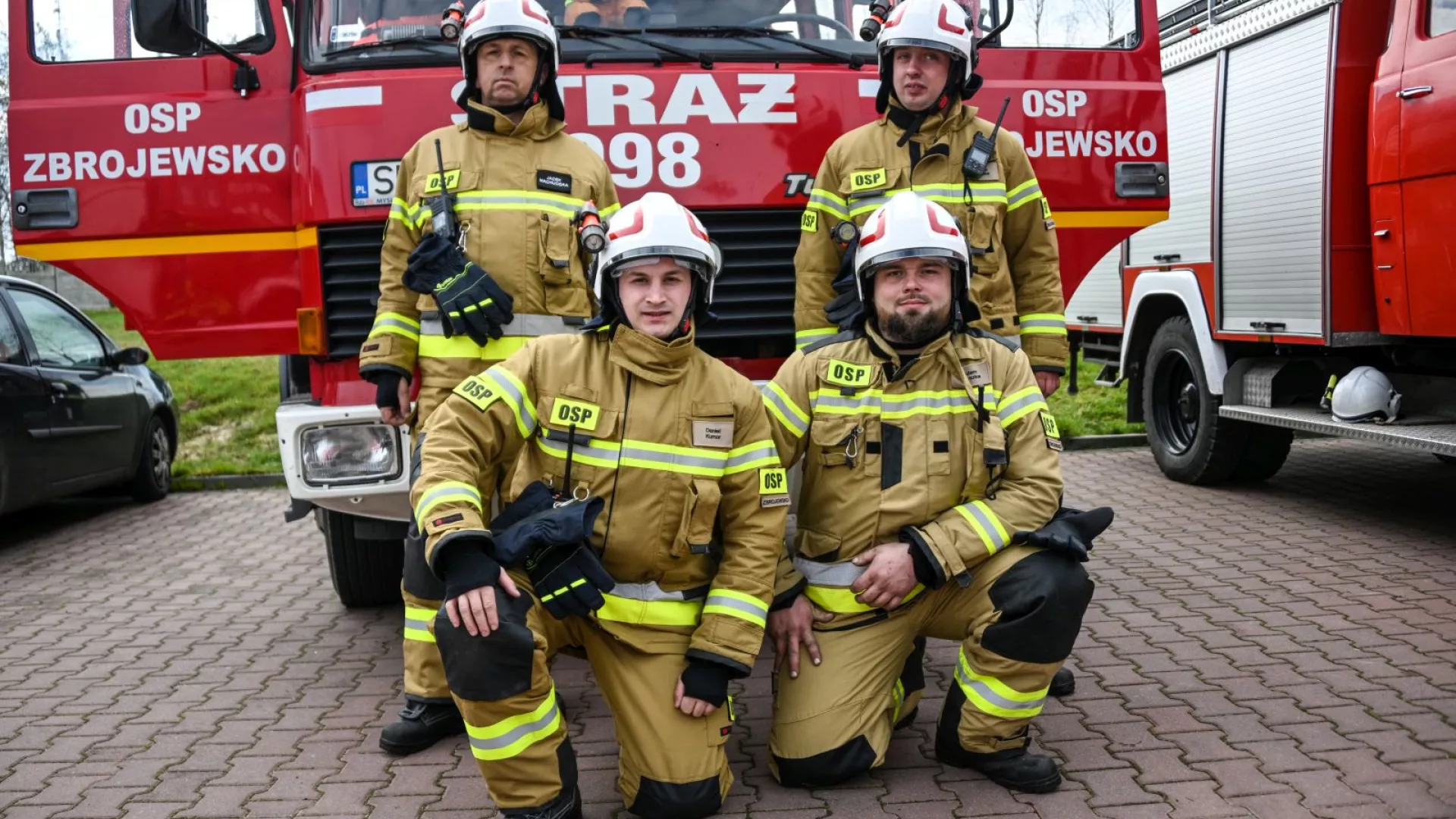 Strażacy OSP Zbrojewsko na tle samochodu strażackiego