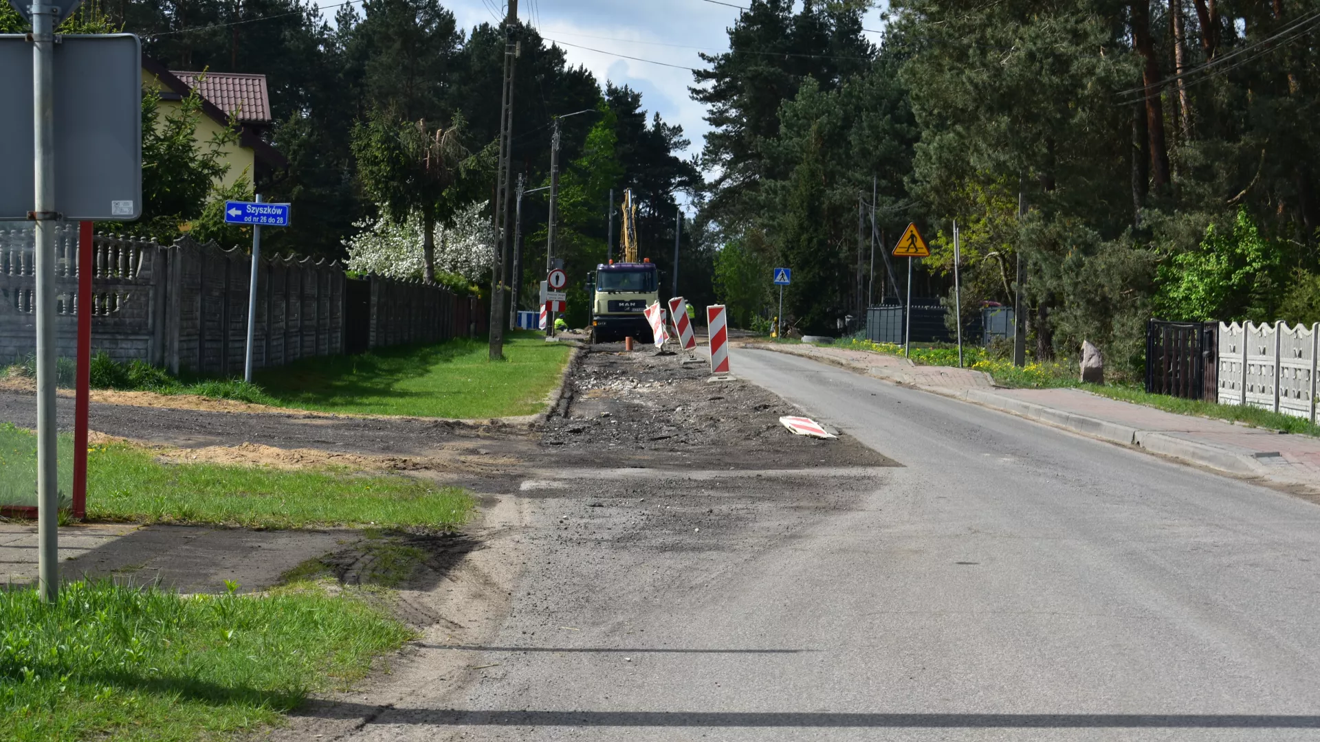 Frezowanie asfaltu przed wykonaniem wykopu w Szyszkowie.