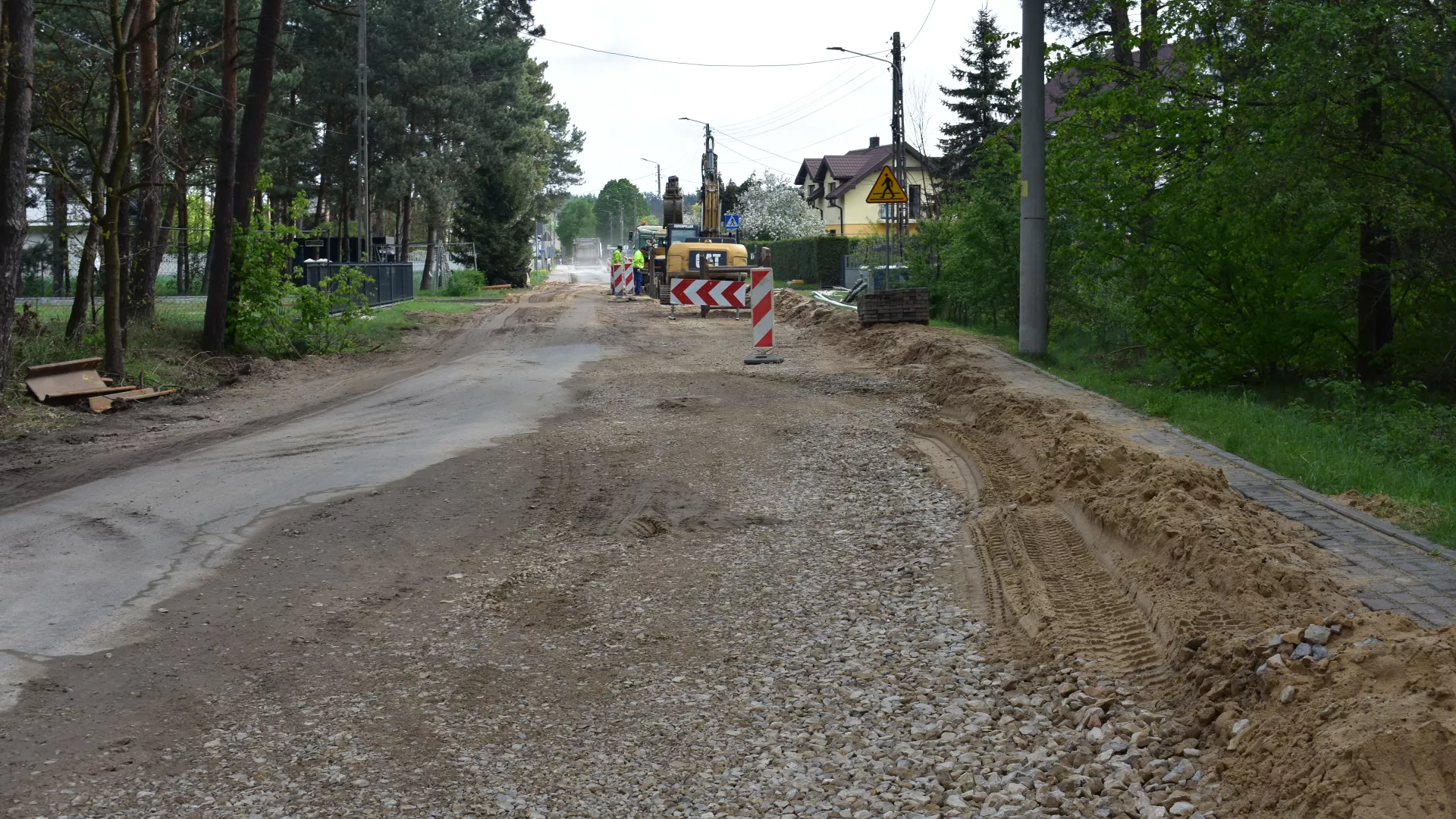 Trwają roboty drogowe związane z kanalizacją w Szyszkowie. 