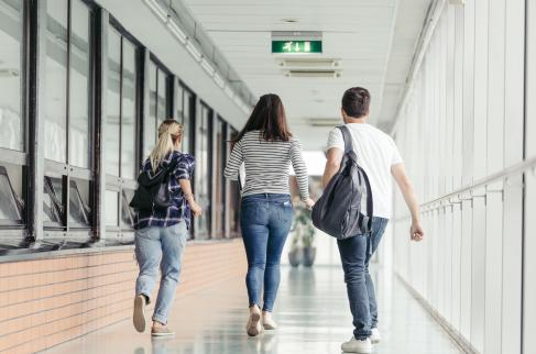 Trzy osoby oddalające się podczas ewakuacji